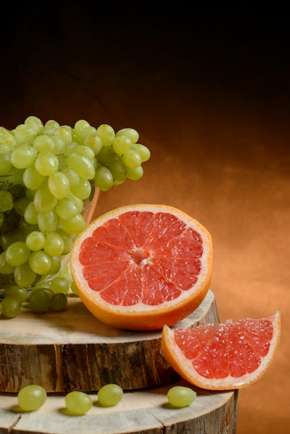 Uvas e toranja em uma mesa de madeira