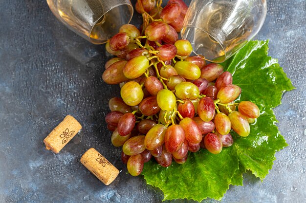 Uvas e uma taça de vinho