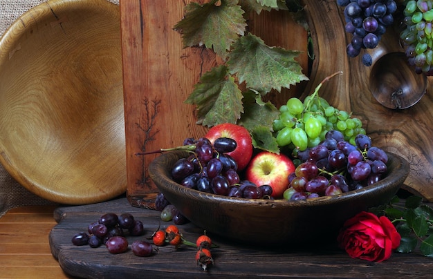 uvas e uvas numa mesa de madeira