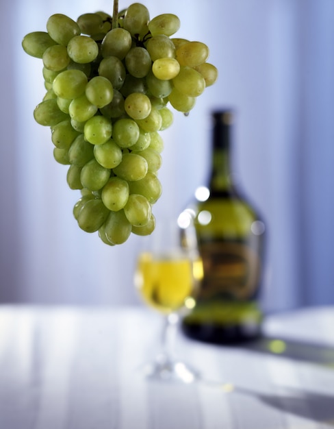Uvas e vinho branco