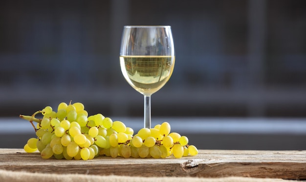 Uvas e vinho em uma superfície de madeira