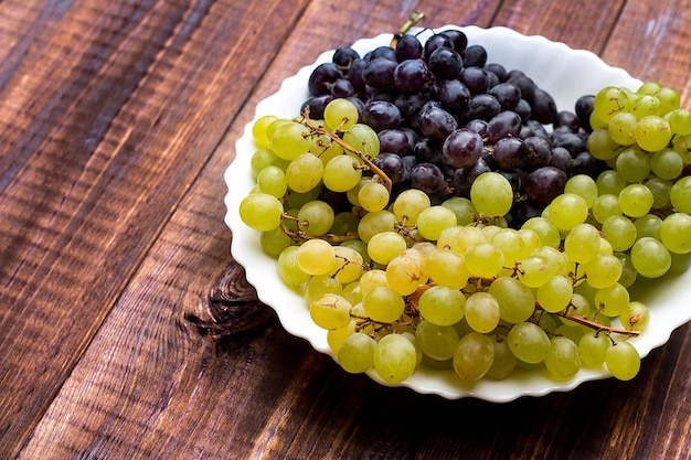 Uvas em fundo de madeira