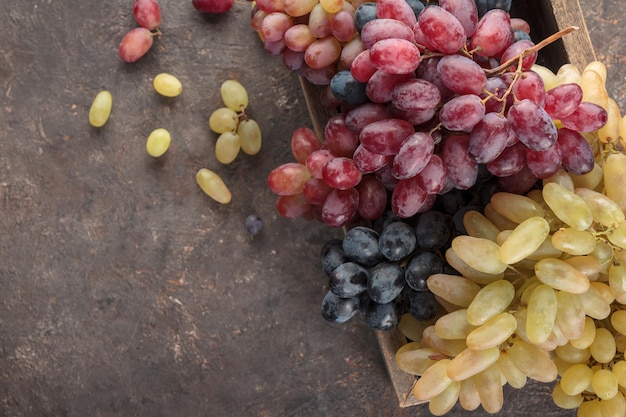 Uvas em uma caixa de madeira