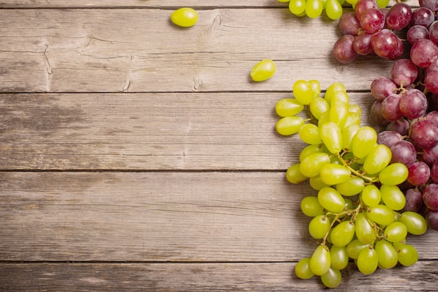 Uvas em uma mesa de madeira