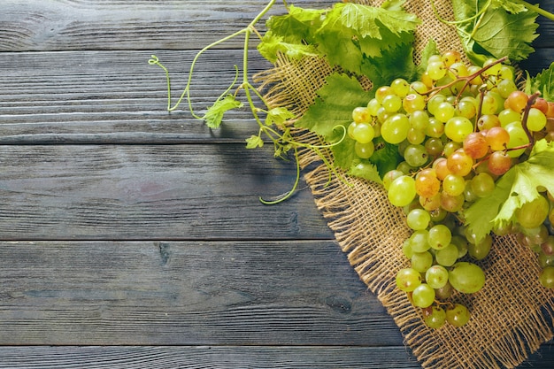 Uvas em uma mesa de madeira