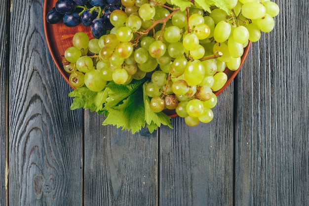 Uvas em uma mesa de madeira