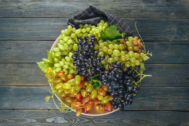 Uvas em uma mesa de madeira