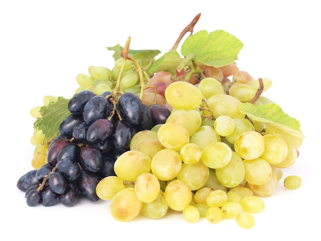 Uvas frescas em um fundo branco