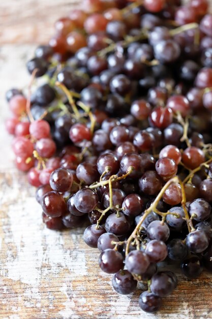 Uvas frescas maduras em uma mesa de madeira