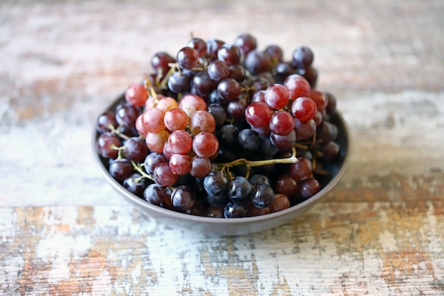 Uvas frescas maduras em uma tigela