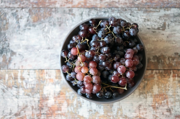 Uvas frescas maduras em uma tigela