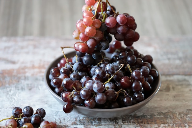 Uvas frescas maduras em uma tigela