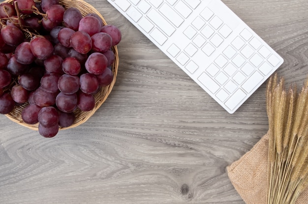 Foto uvas frescas na madeira de cesta