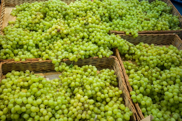 Uvas frescas no supermercado no balcão