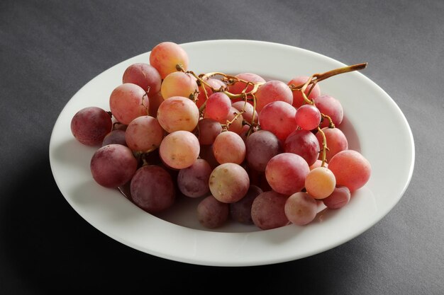 Uvas frescas en el plato