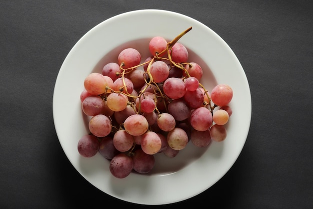 Uvas frescas en el plato