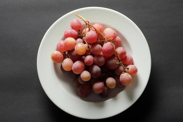 Uvas frescas en el plato