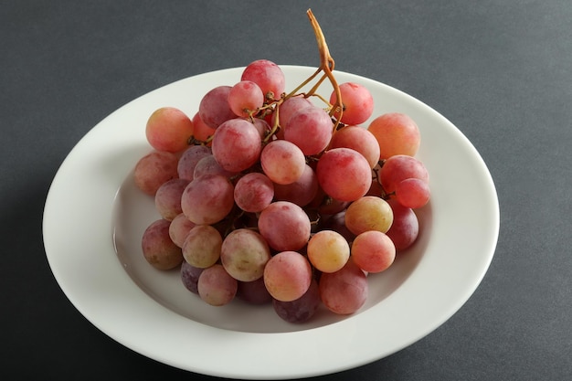 Uvas frescas en el plato