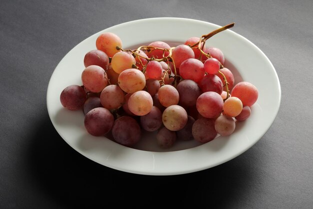 Uvas frescas en el plato