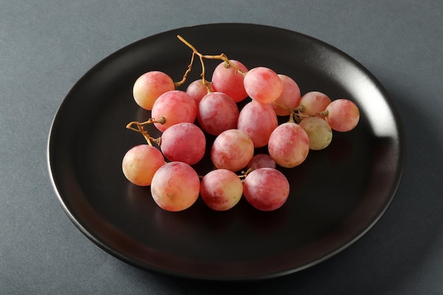 Uvas frescas en el plato