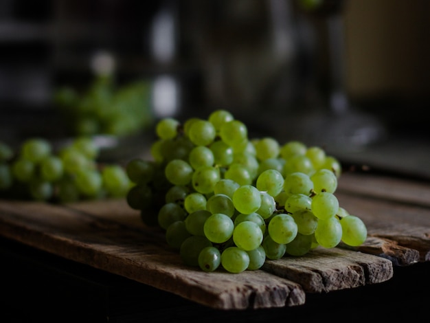 Uvas frescas en un plato