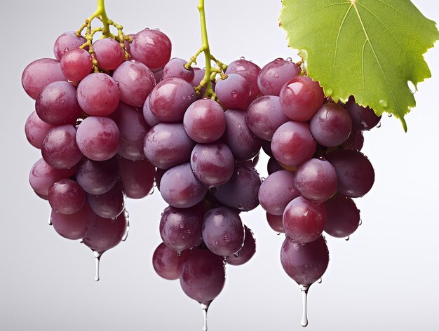 Foto uvas frescas sobre un fondo blanco