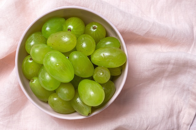 Uvas frescas de temporada en tazón de plástico