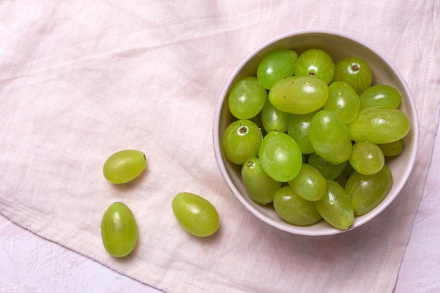 Uvas frescas de temporada en un tazón