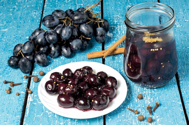 Uvas frescas y uvas marinadas con especias