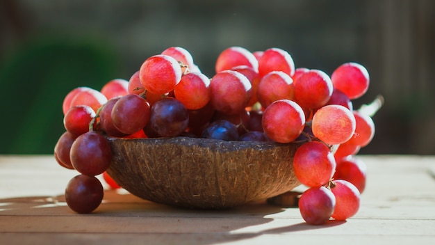 uvas frescas. Uvas rojas con un concepto natural. con luz disponible