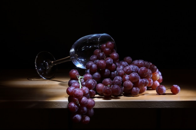 uvas frescas y un vaso de primer plano
