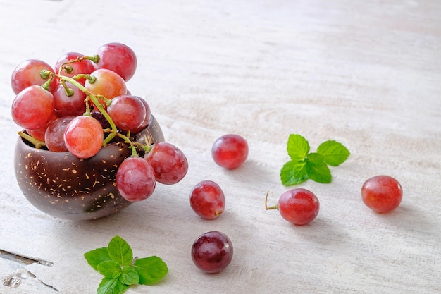 Uvas frescas del viñedo.