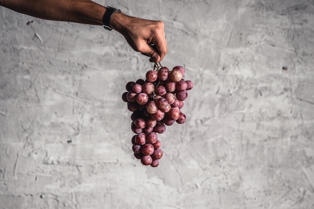 Uvas gigantes disponíveis em cinza