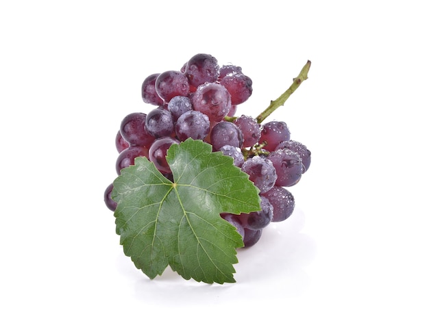 Uvas con gota de agua aislada.