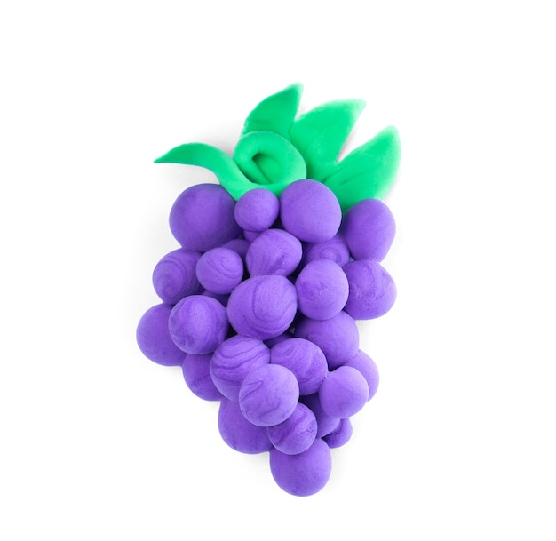 Foto uvas hechas de plastilina en la vista superior de fondo blanco