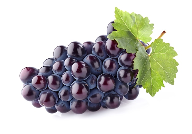 Uvas con hojas en blanco