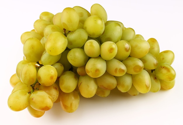 Uvas Laura blancas sobre una superficie blanca