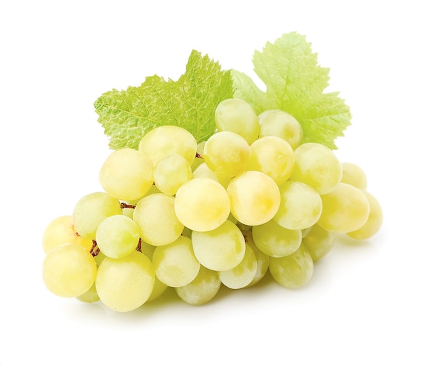 Uvas maduras con hojas de cerca.