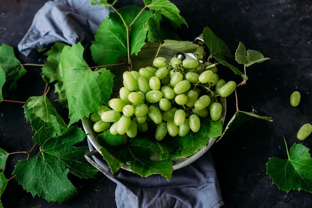 Uvas maduras sobre un fondo oscuro