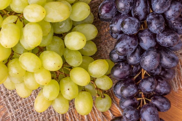 Uvas en una mesa una al lado de la otra