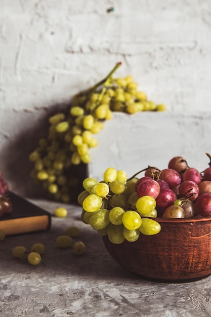 Uvas en la mesa de la cocina gris con copyspace