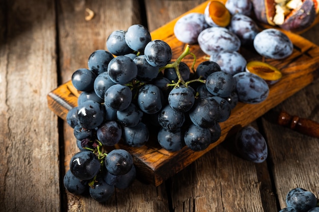 Uvas en una mesa de madera antigua