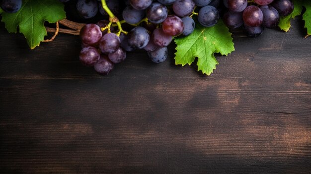 Uvas en una mesa de madera con una hoja