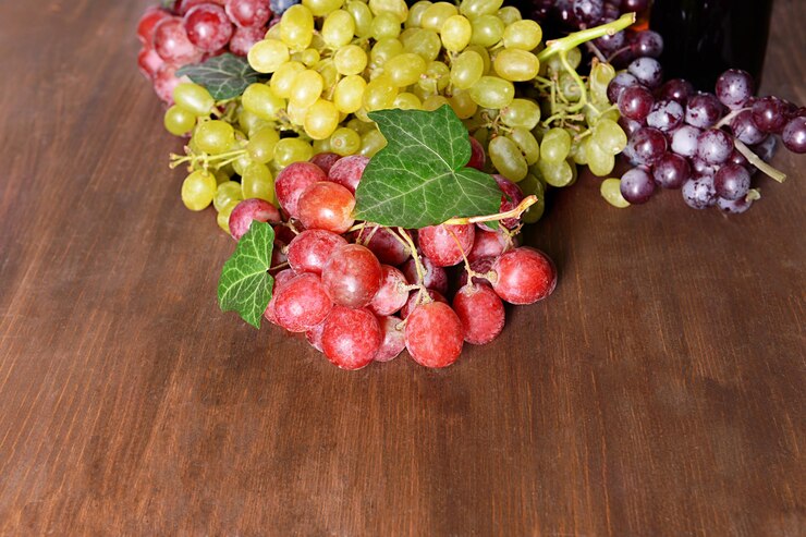 Foto uvas en una mesa de madera