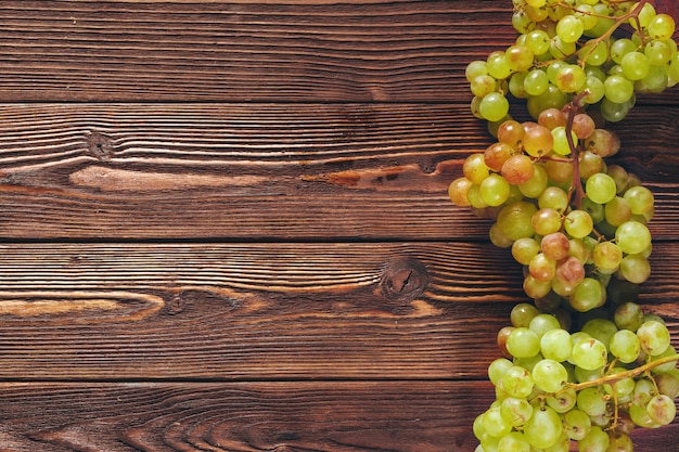 Uvas en una mesa de madera