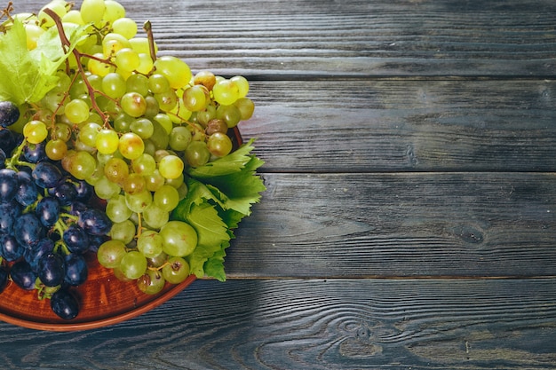 Uvas en una mesa de madera