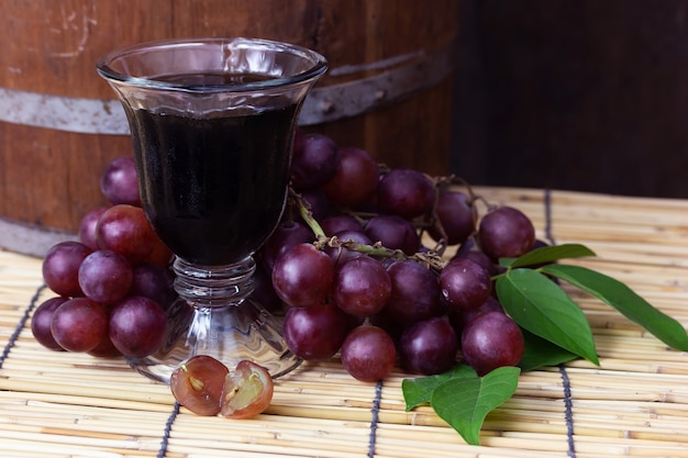 Uvas moradas con jugo de uva.