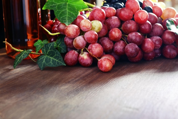 uvas na mesa de madeira