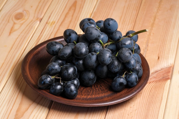 Uvas não lavadas pretas maduras doces