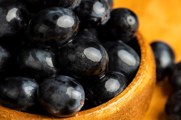 Uvas negras y azules mojadas sobre la mesa